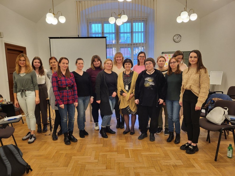 "Biblioteka wokół społeczności"